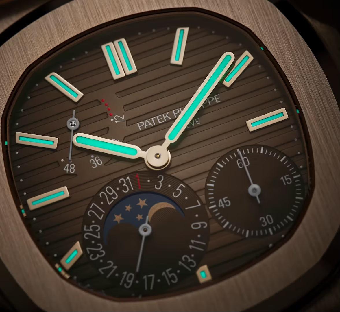 ساعة باتيك فيليب نوتيلوس 5712/1R-001، مصنوعة من الذهب الوردي عيار 18 قيراط، ذاتية التعبئة، قطرها 40 مم، بمؤشرات بنية اللون.