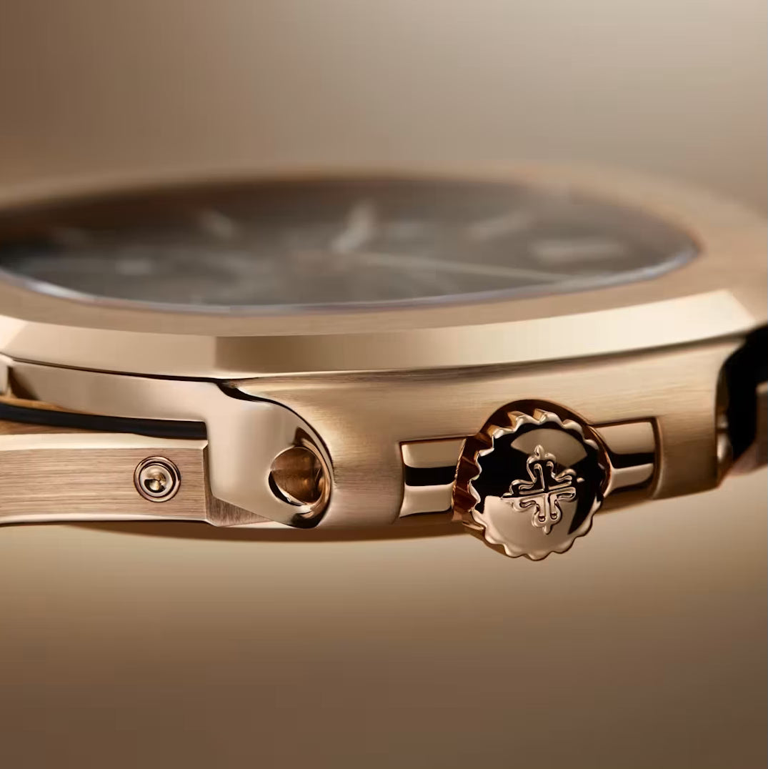 ساعة باتيك فيليب نوتيلوس 5712/1R-001، مصنوعة من الذهب الوردي عيار 18 قيراط، ذاتية التعبئة، قطرها 40 مم، بمؤشرات بنية اللون.