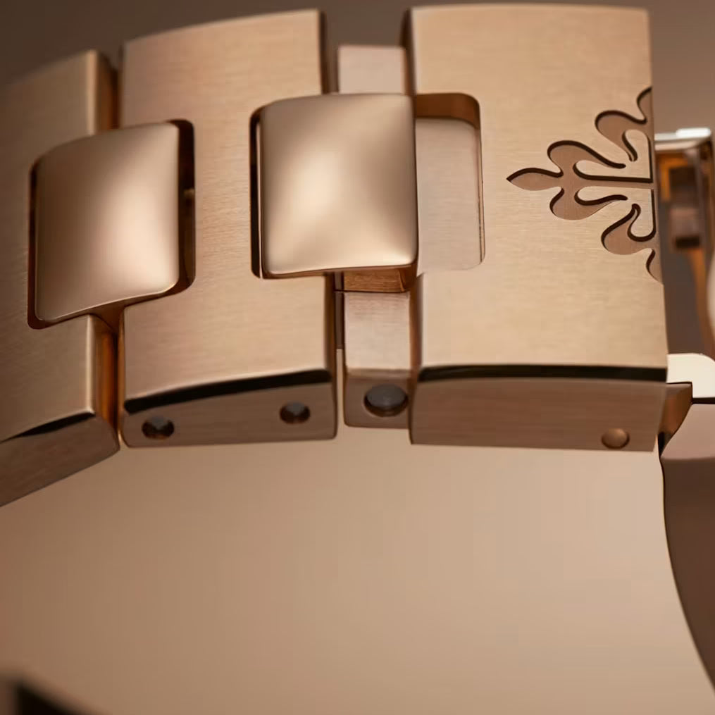 ساعة باتيك فيليب نوتيلوس 5712/1R-001، مصنوعة من الذهب الوردي عيار 18 قيراط، ذاتية التعبئة، قطرها 40 مم، بمؤشرات بنية اللون.