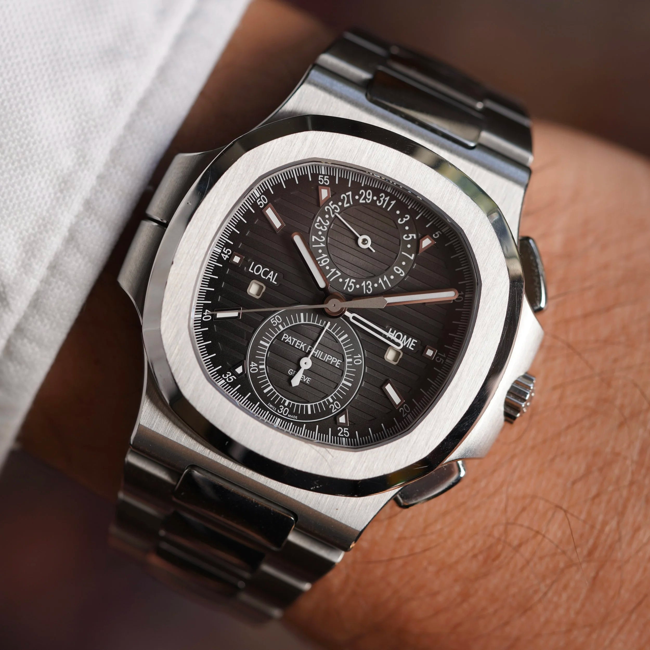 ساعة باتيك فيليب نوتيلوس 5990/1A-001 سوداء متدرجة، كرونوغراف للسفر، 40.5 مم، مصنوعة من الفولاذ المقاوم للصدأ، ساعة رجالية