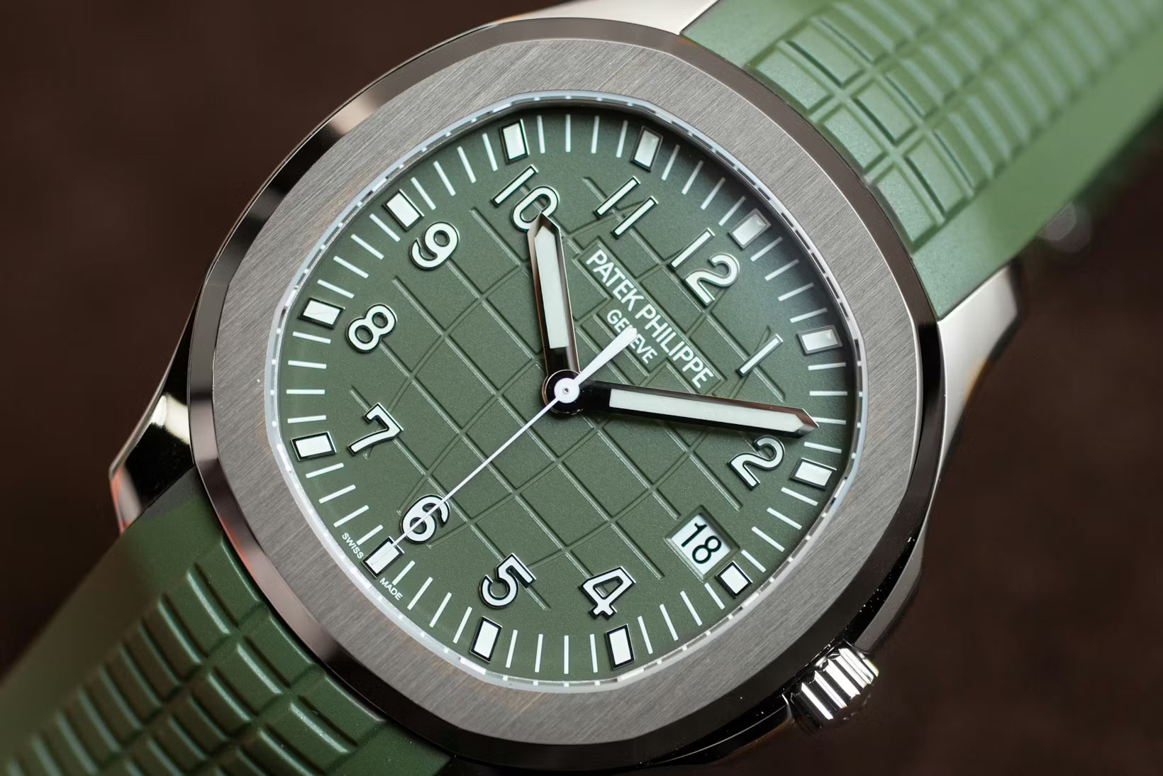 Patek Philippe Aquanaut 5168G-010 Jumbo Khaki Green Dial 18K White Gold Khaki Green Rubber Strap