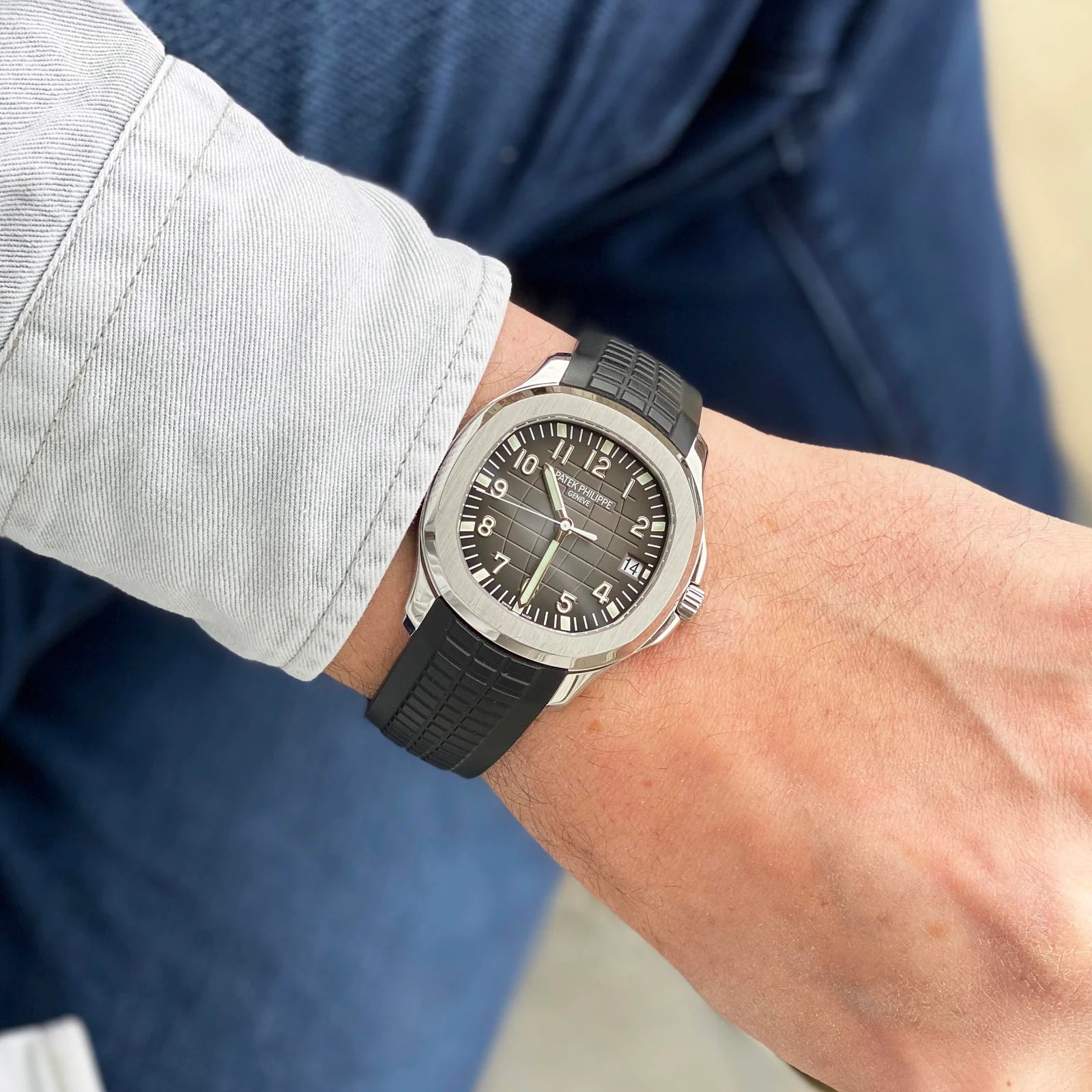 ساعة باتيك فيليب أكوانوت 5167A-001 ذات مينا أسود وأرقام عربية