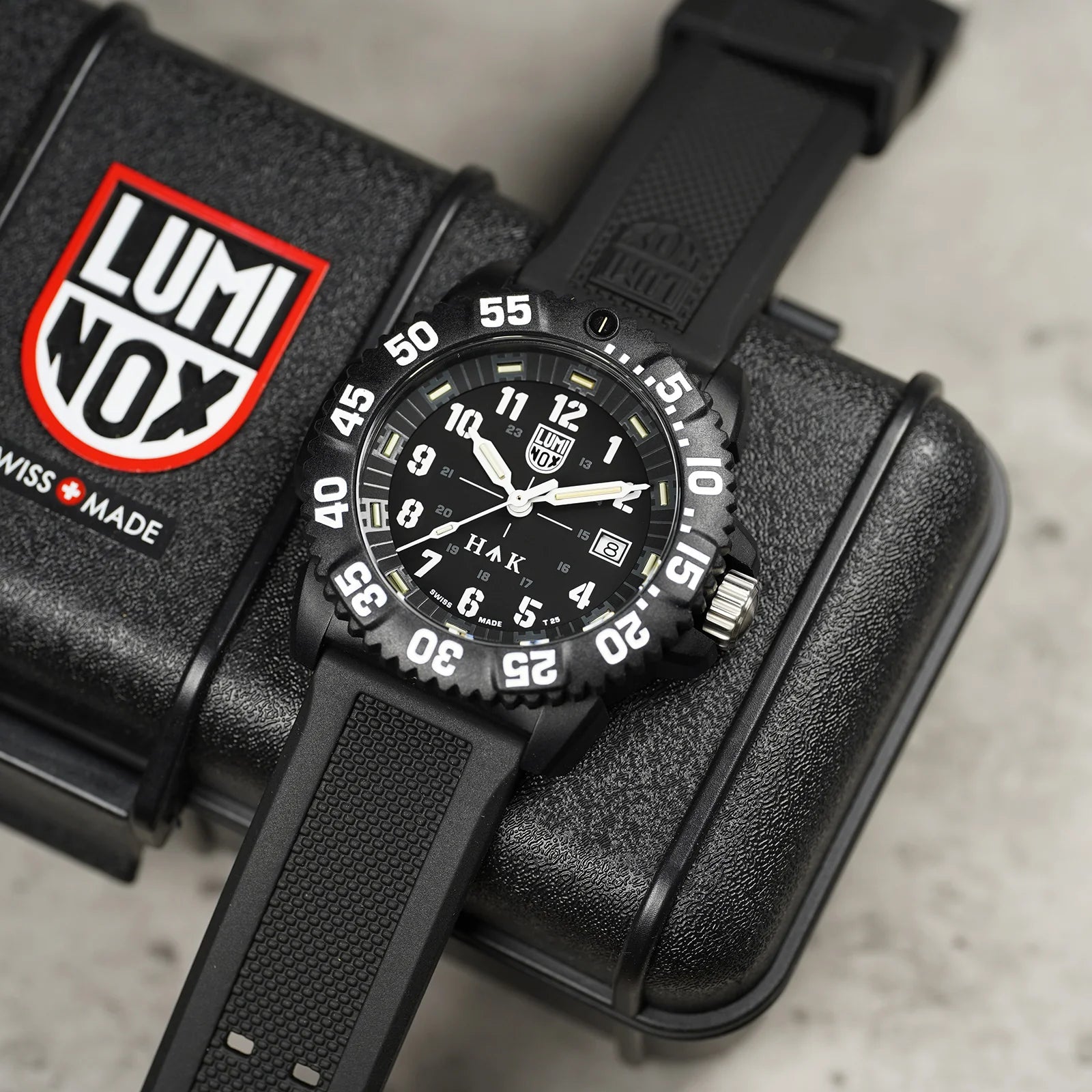 Symbols of Hong Kong Limited Edition XS.3051.HKA.N Luminox