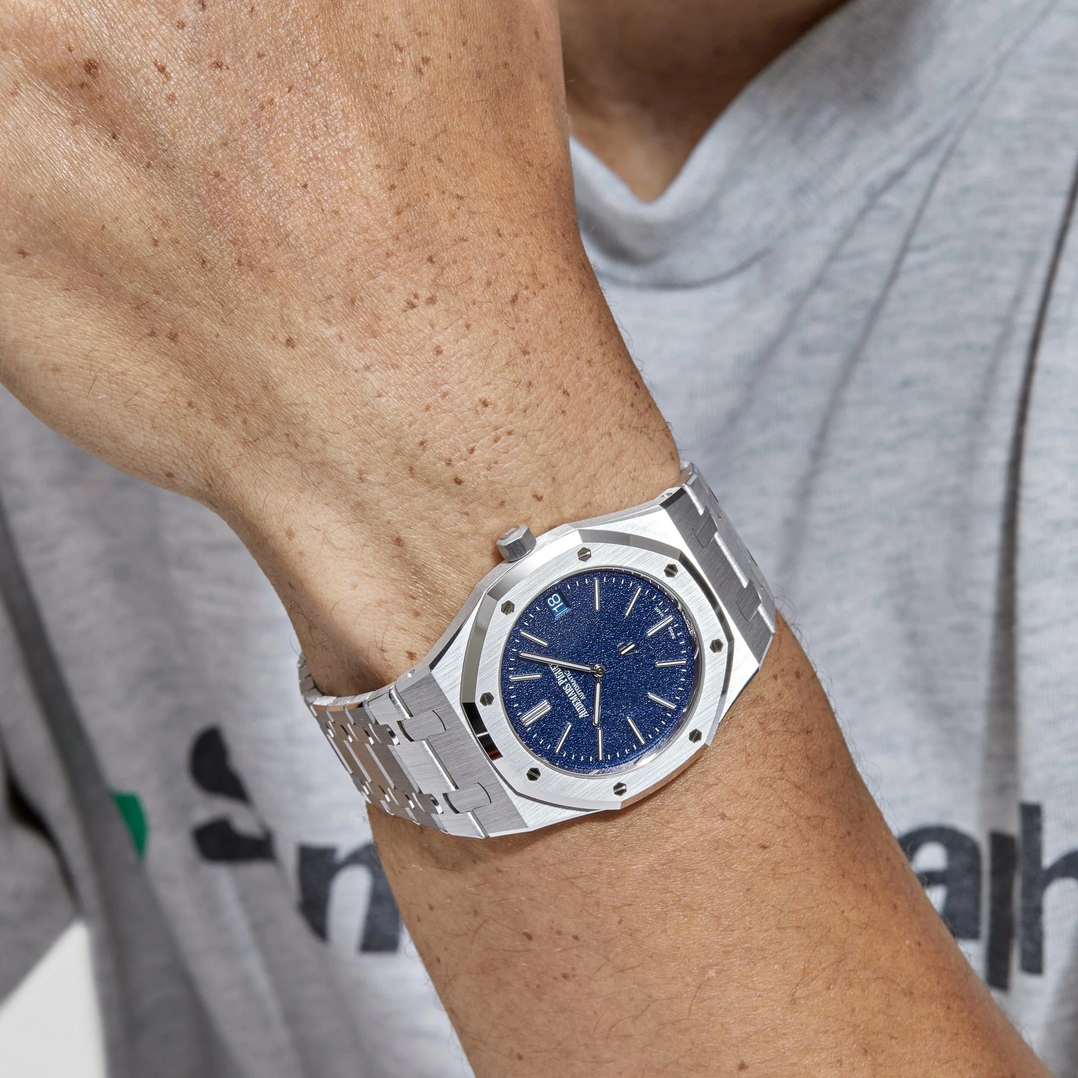 Audemars Piguet Royal Oak 16202BC.OO.1240BC.02 ‘Jumbo’ Extra-Thin White Gold 39mm Grainy Blue Dial Unisex Watch