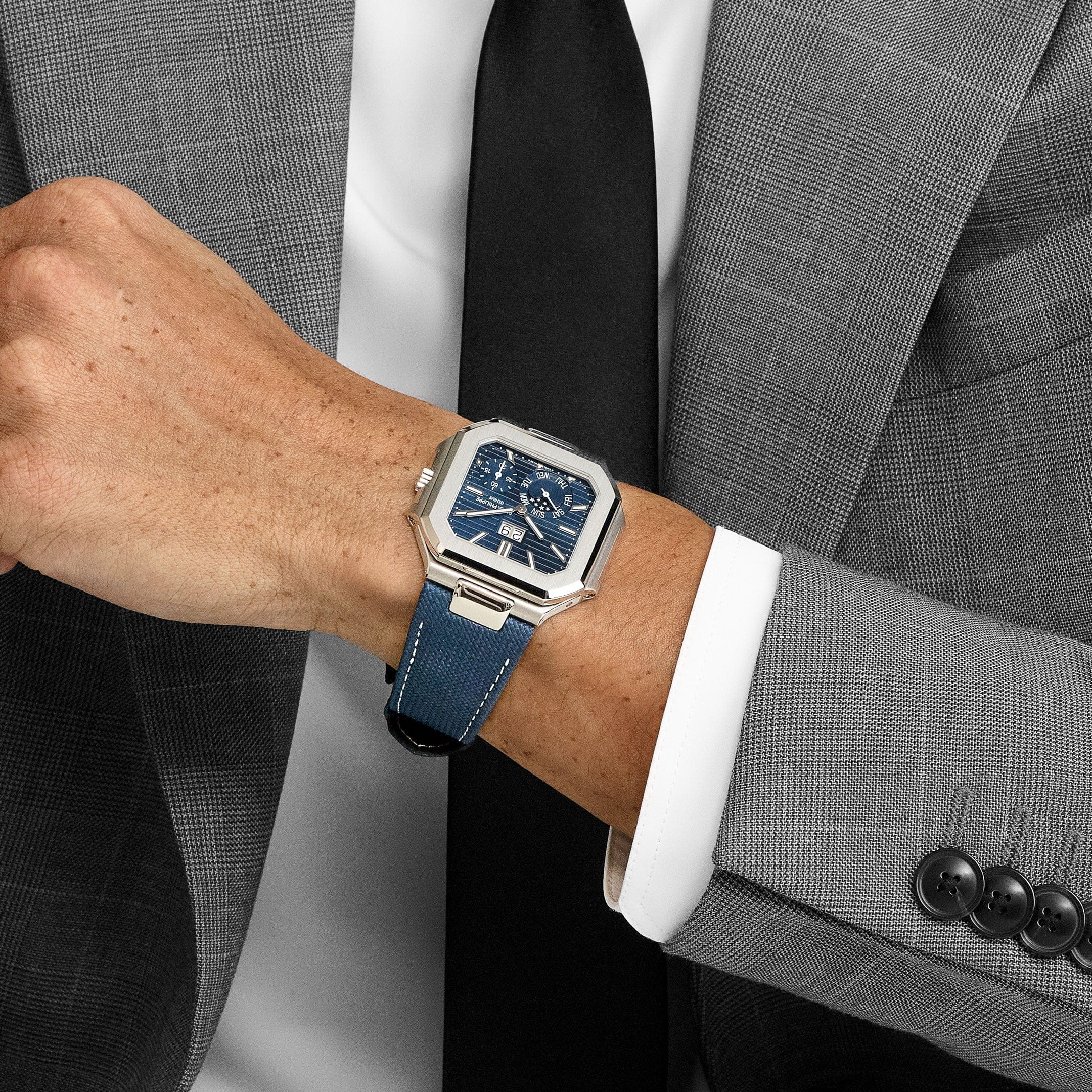 ساعة باتيك فيليب كيوبيتوس 5822P-001 ذاتية التعبئة بمينا أزرق