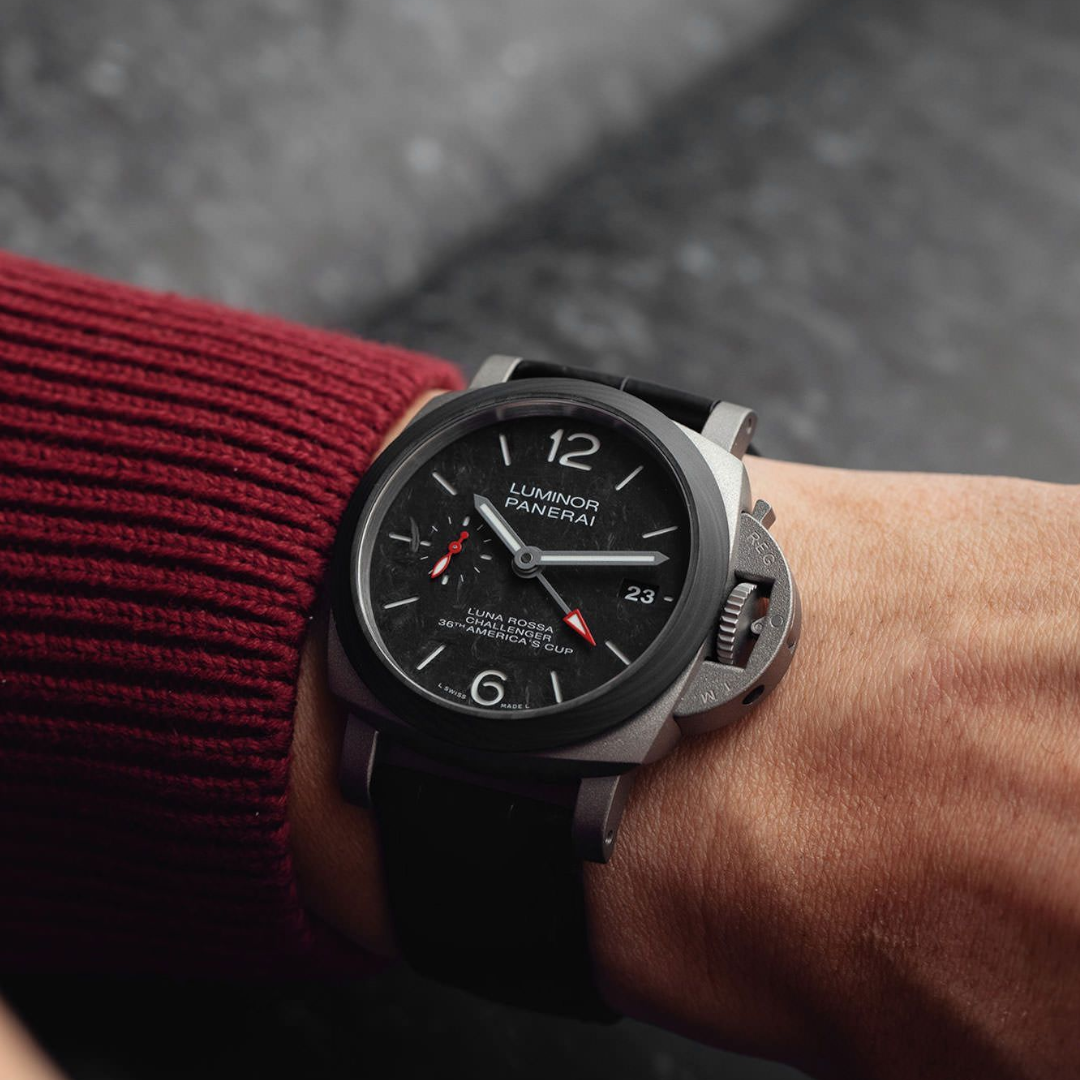 Panerai Luminor Luna Rossa GMT – 42mm – PAM01096 – Titanium Carbotech – Unworn – Full Set - Azzam Watches