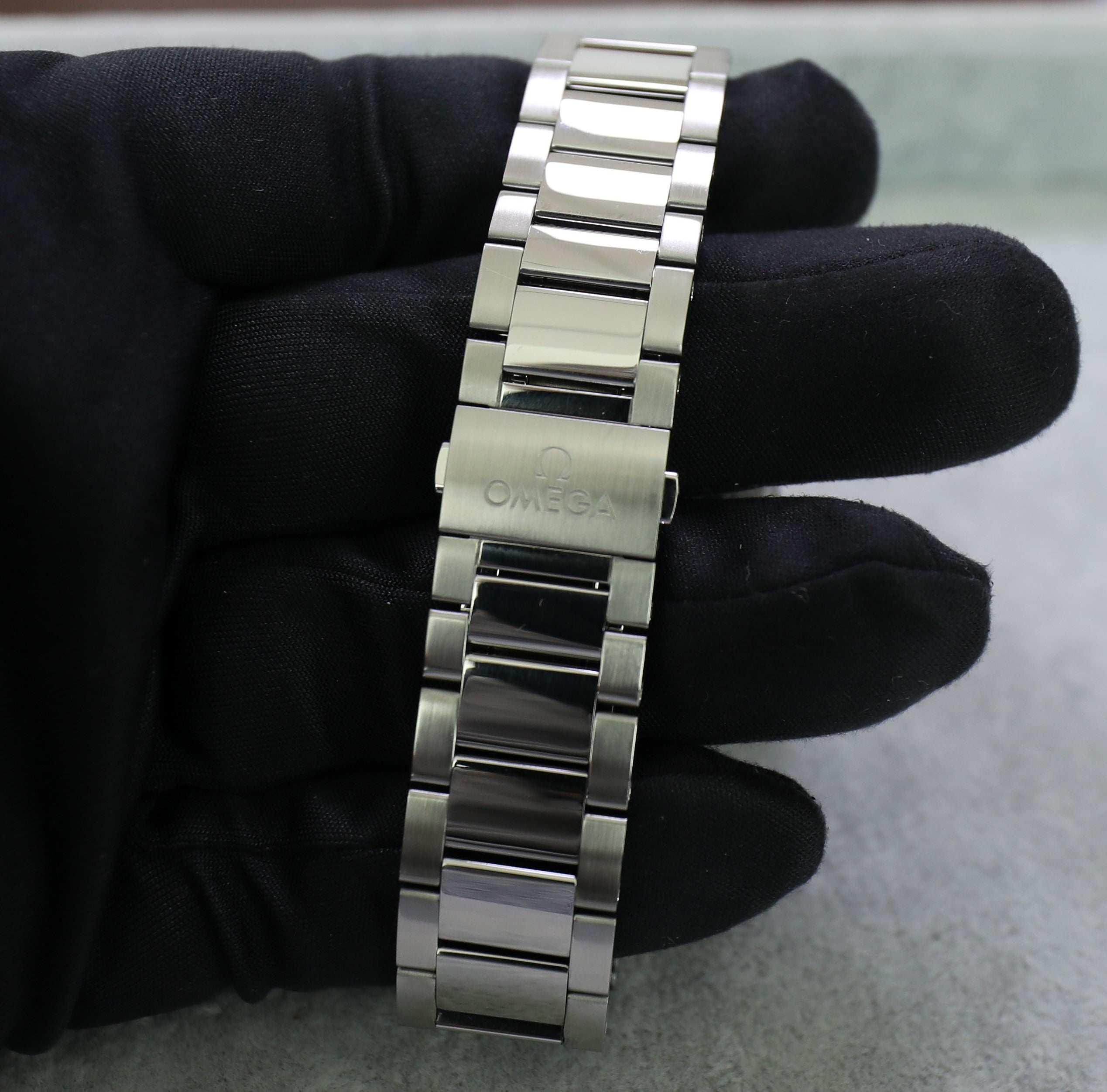Omega Seamaster Aqua Terra GMT World Timer – 43mm - Azzam Watches