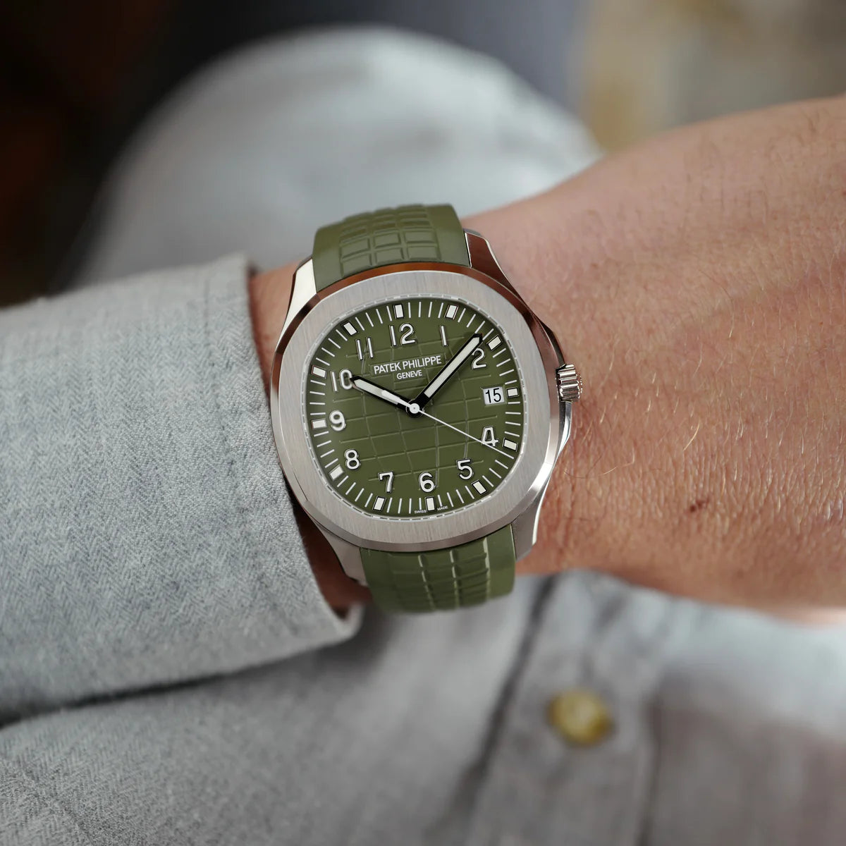 Patek Philippe Aquanaut 5168G-010 Jumbo Khaki Green Dial 18K White Gold Khaki Green Rubber Strap