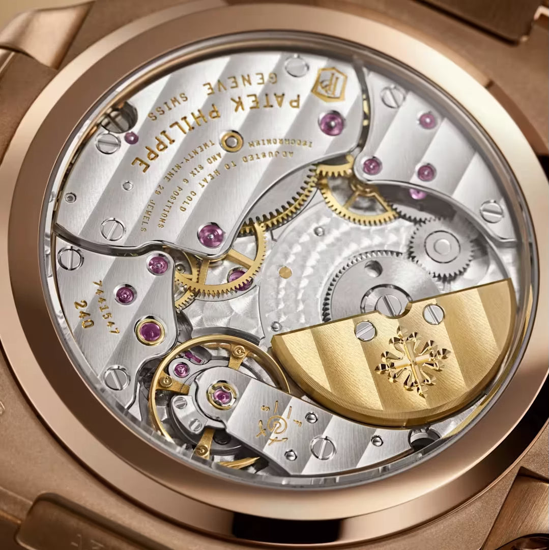 ساعة باتيك فيليب نوتيلوس 5712/1R-001، مصنوعة من الذهب الوردي عيار 18 قيراط، ذاتية التعبئة، قطرها 40 مم، بمؤشرات بنية اللون.