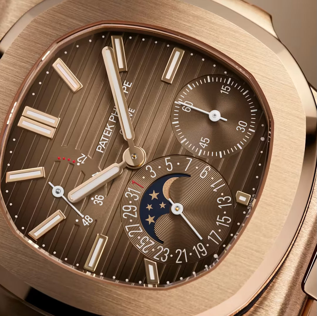 ساعة باتيك فيليب نوتيلوس 5712/1R-001، مصنوعة من الذهب الوردي عيار 18 قيراط، ذاتية التعبئة، قطرها 40 مم، بمؤشرات بنية اللون.