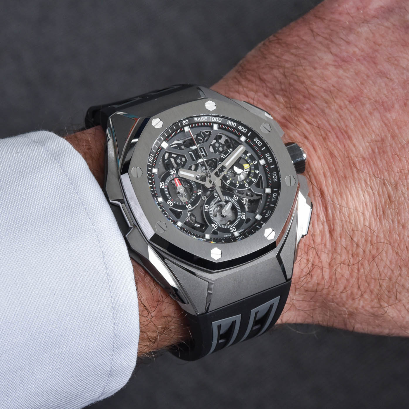 ساعة أوديمار بيغيه رويال أوك كونسيبت 26650TI.OO.D013CA.01 كرونوغراف بتقنية التوقيت العالمي (GMT) مع خاصية تقسيم الثواني، مصنوعة من التيتانيوم بقطر 43 مم