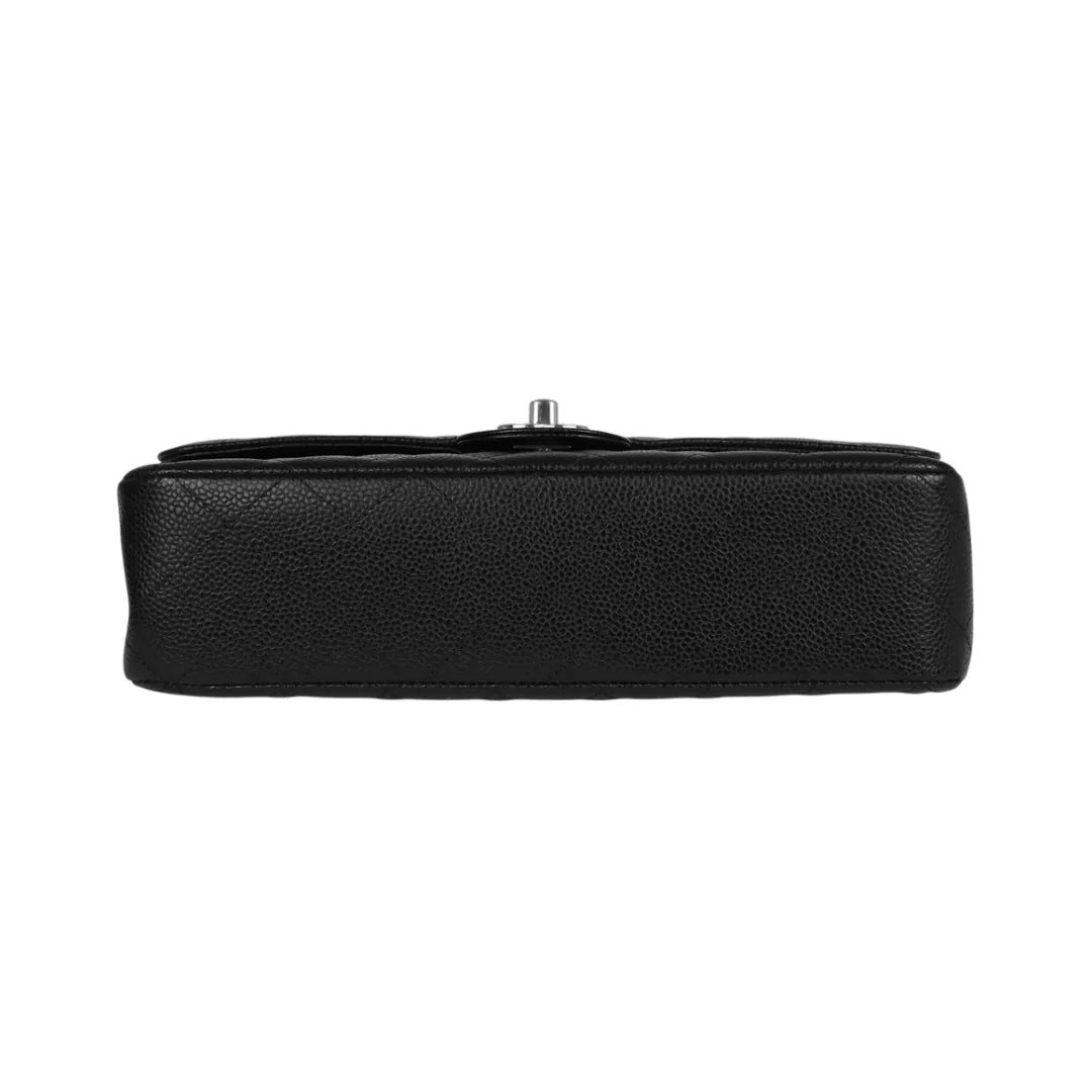 حقيبة شانيل كلاسيكية سوداء من جلد الكافيار المبطن متوسطة الحجم ذات غطاء مزدوج وإكسسوارات فضية