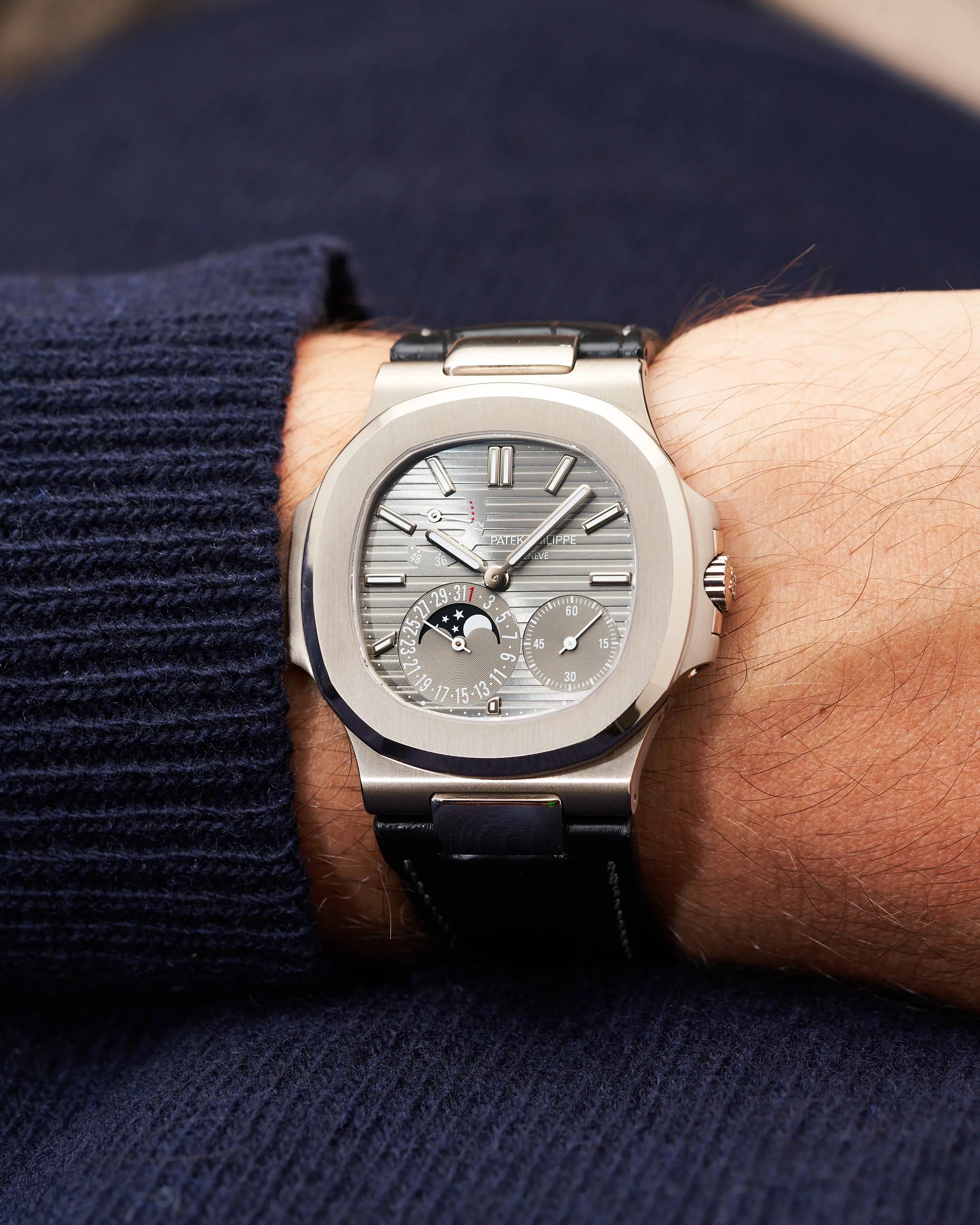 ساعة باتيك فيليب نوتيلوس 5712G-001، مؤشرات رمادية داكنة، مؤشر أطوار القمر، ذهب أبيض عيار 18 قيراط، سوار من الجلد الأسود غير اللامع