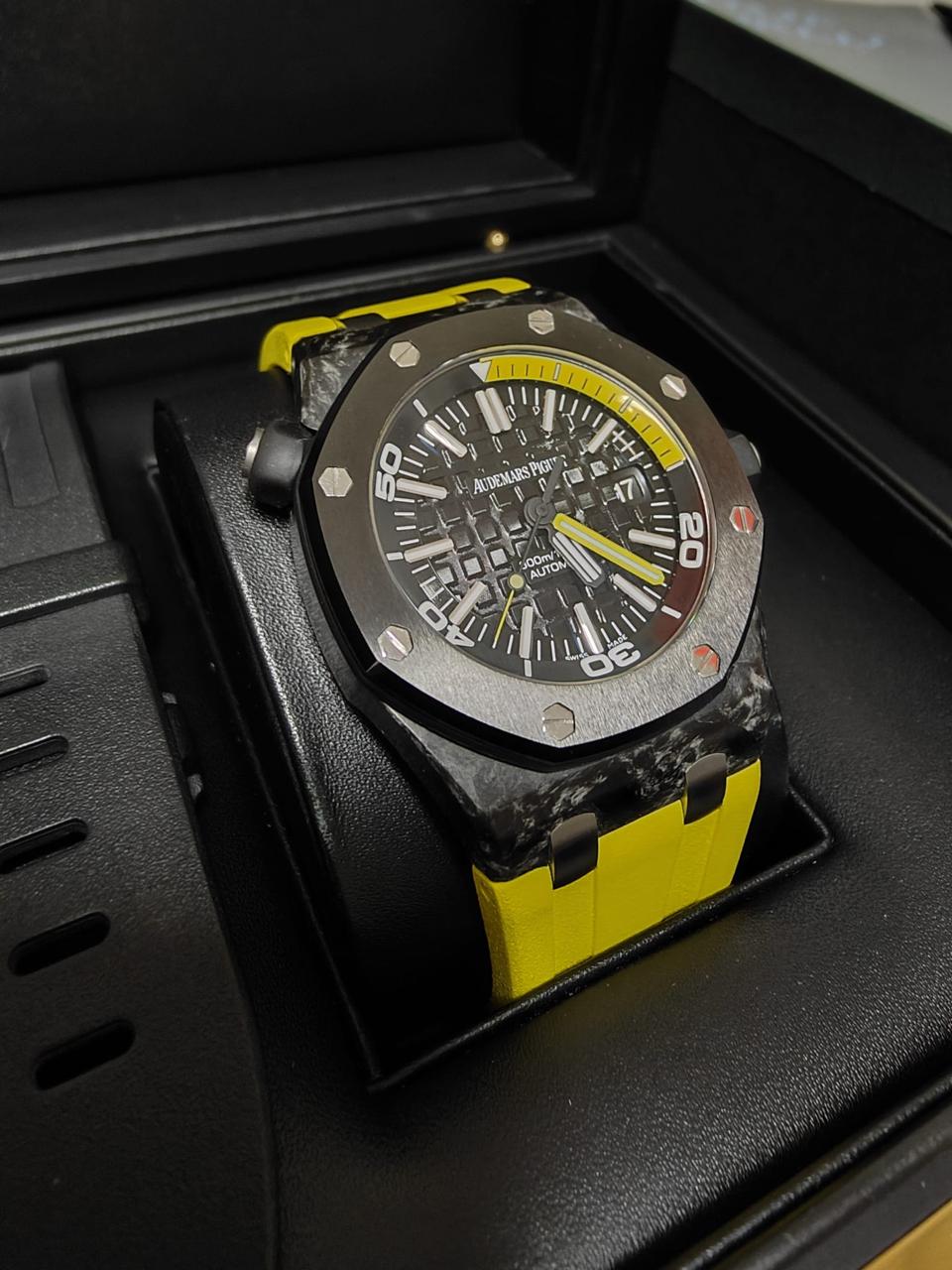Audemars Piguet Royal Oak Offshore Diver "Bumblebee" Forged Carbon – 2014 Full Set