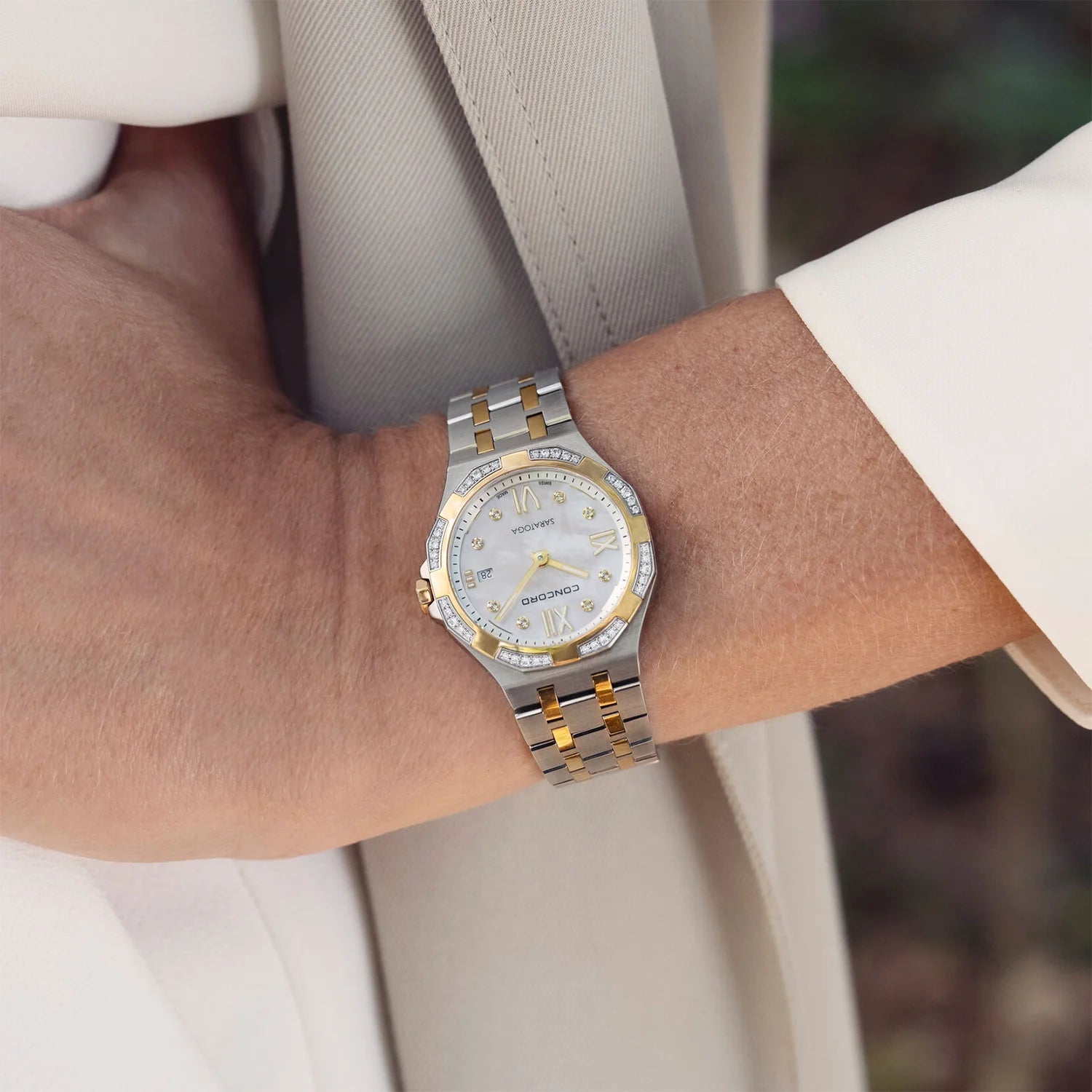 CONCORD WOMEN'S SILVER & GOLD TONE CASE WHITE MOP DIAL DIA BEZEL 0.30CT QUARTZ WATCH