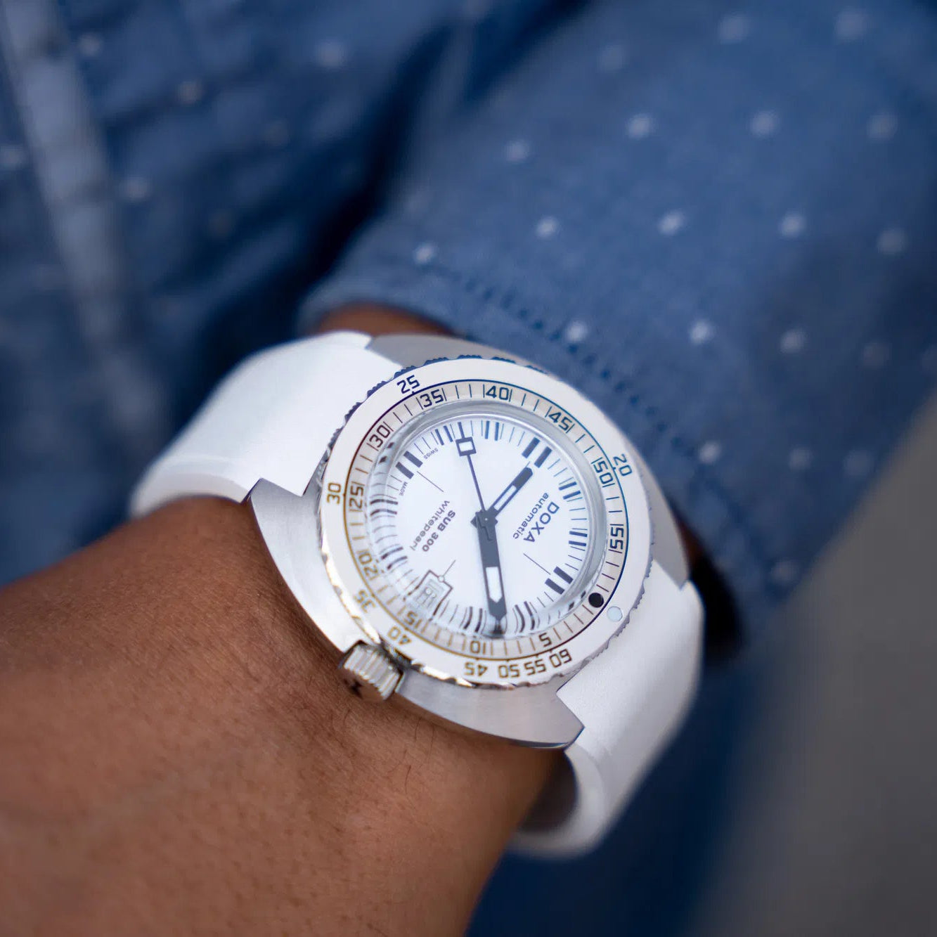 DOXA MEN'S SILVER TONE CASE WHITE DIAL AUTOMATIC WATCH