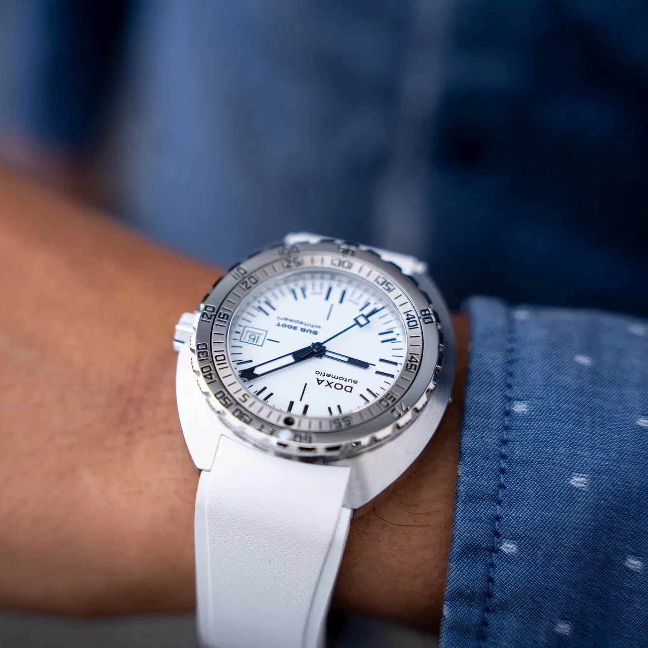 DOXA MEN'S SILVER TONE CASE WHITE DIAL AUTOMATIC WATCH