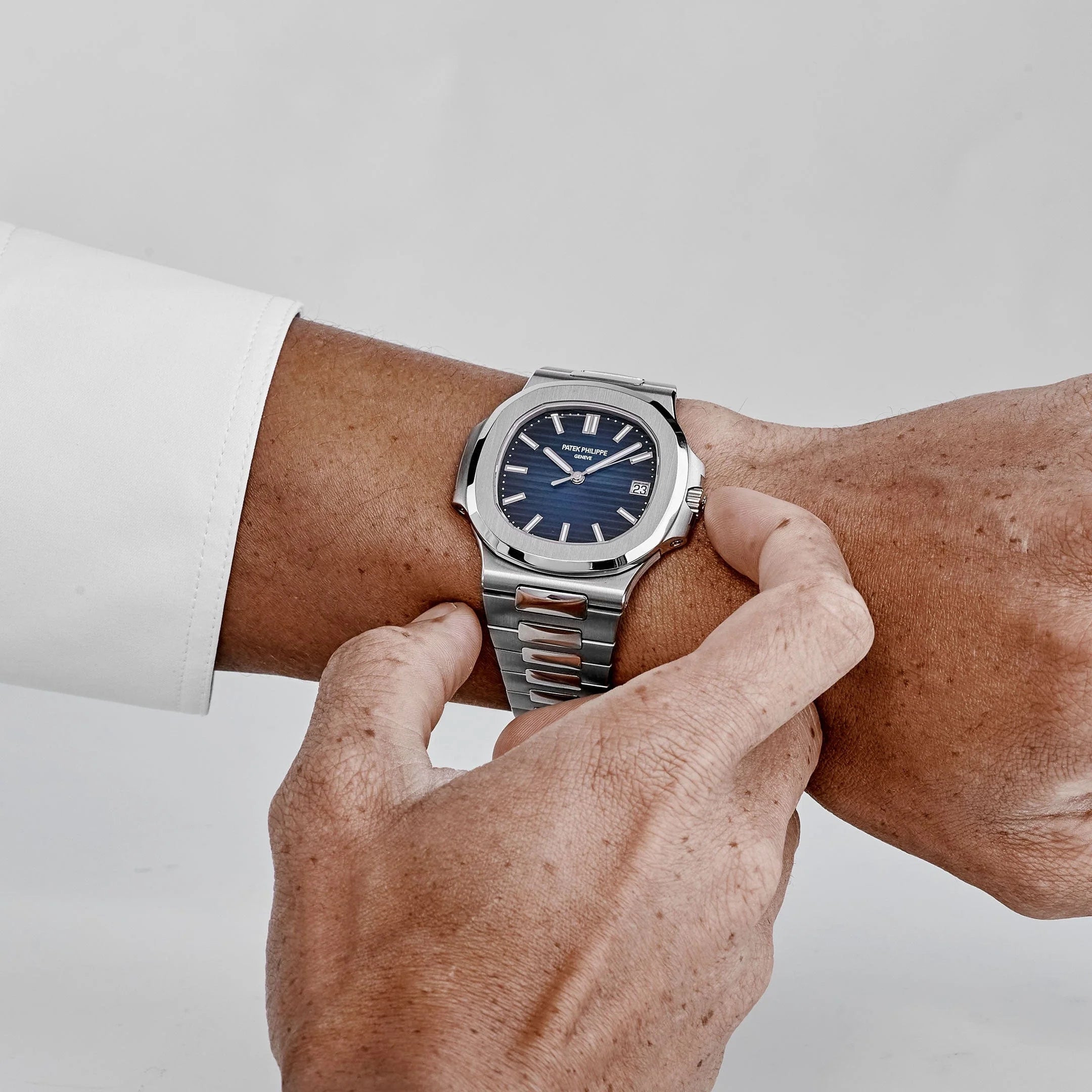 Patek Philippe Nautilus 5811/1G-001 Blue Sunburst Indices Self-Winding 18K White Gold Blue Dial