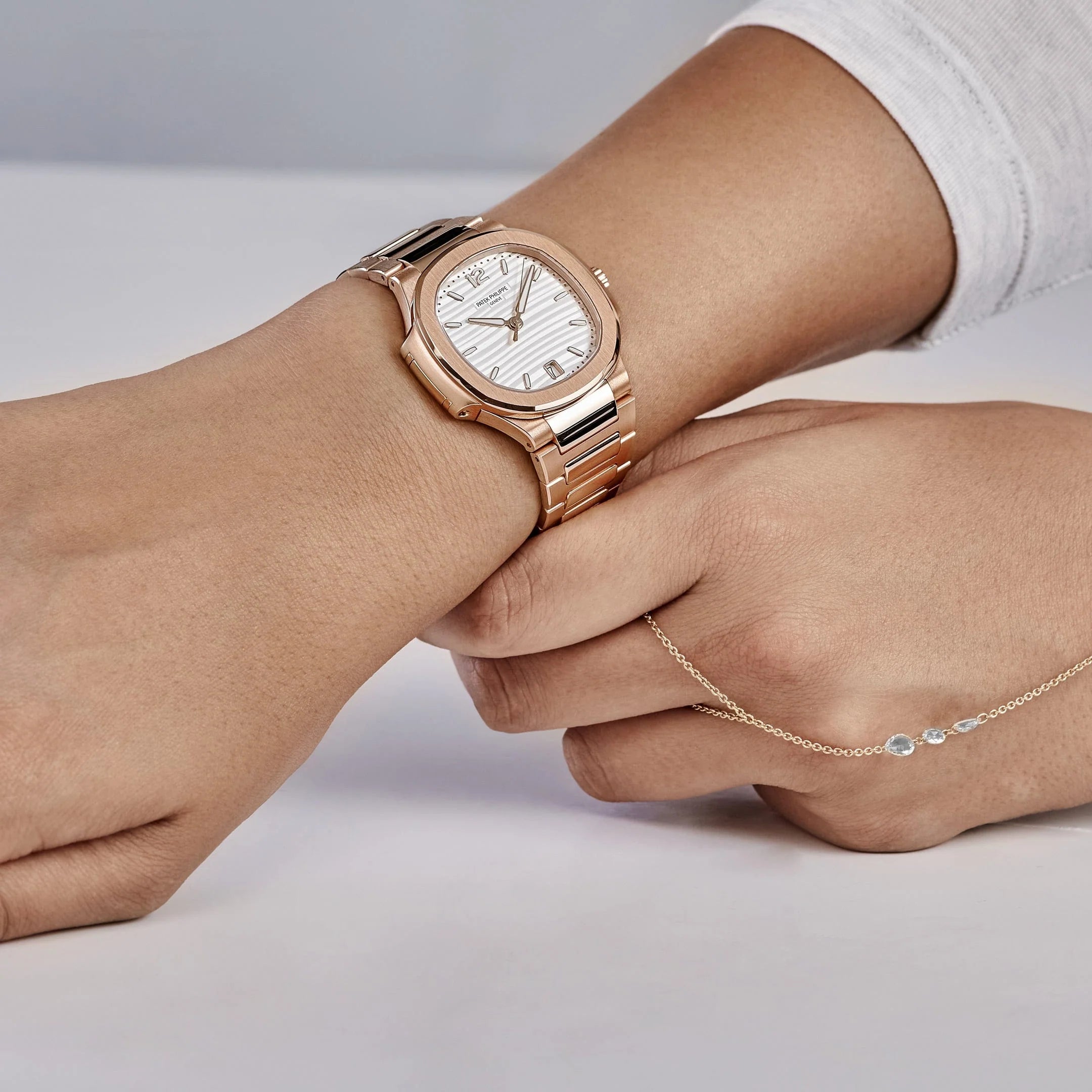 Patek Philippe Nautilus 7118/1R-001 Silvery Opaline Dial 35Mm 18Kt Rose Gold