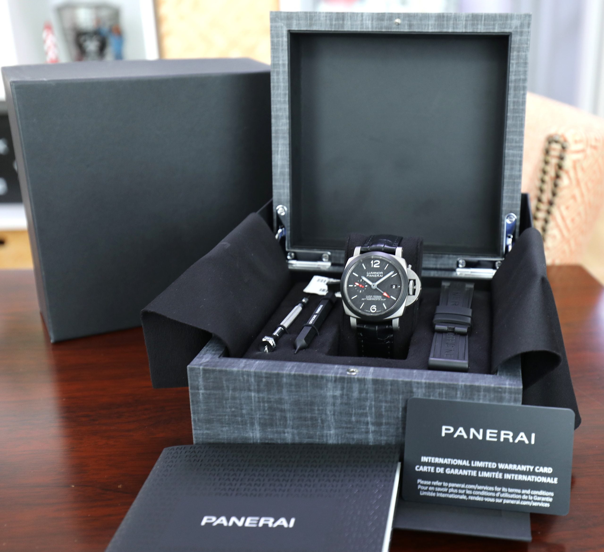 Panerai Luminor Luna Rossa GMT – 42mm – PAM01096 – Titanium Carbotech – Unworn – Full Set - Azzam Watches 