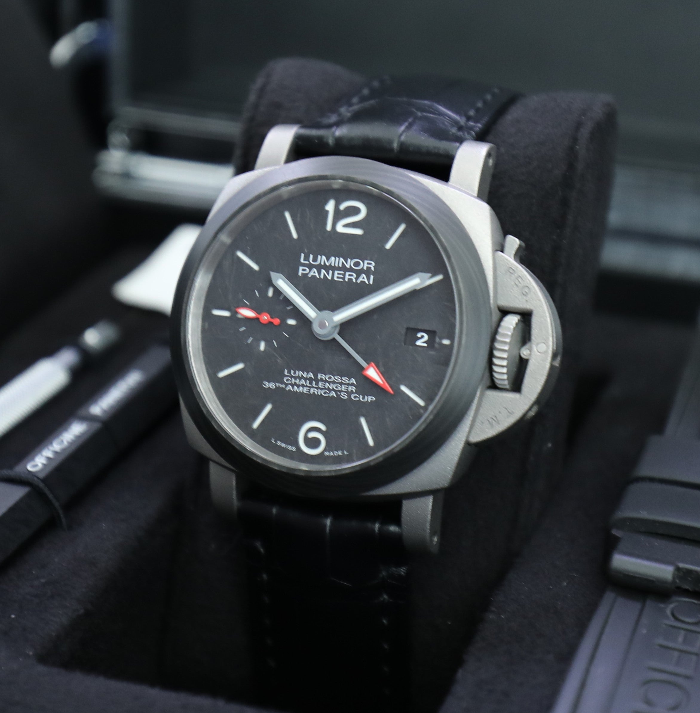 Panerai Luminor Luna Rossa GMT – 42mm – PAM01096 – Titanium Carbotech – Unworn – Full Set - Azzam Watches 